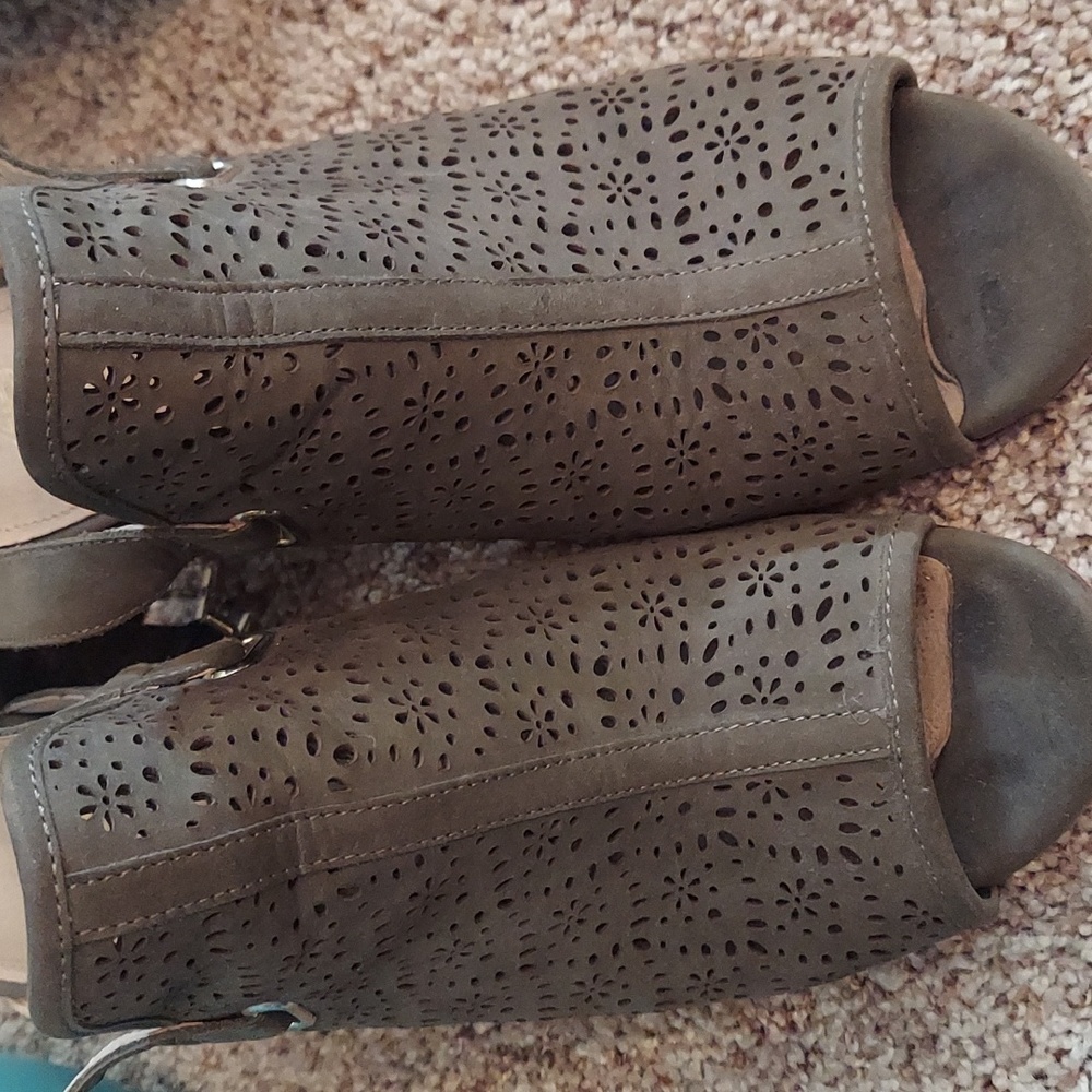 Size 8.5M Antonio Melani Olive green boot/sandal